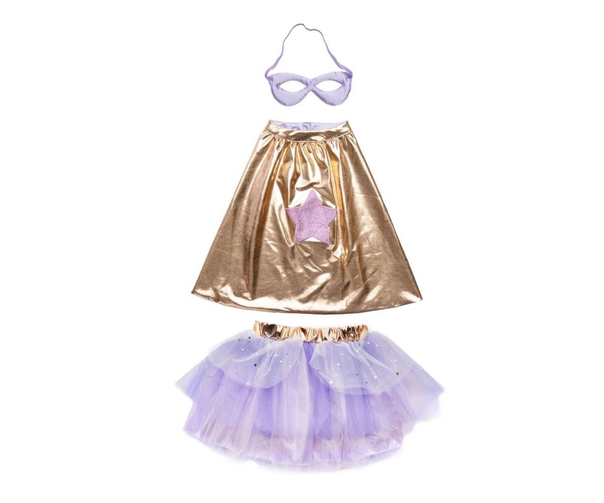 Da rienda suelta al superhéroe que llevas dentro con nuestro conjunto de tutú, capa y máscara Super-Duper en fascinante combinación en oro y malva ¡Incluyendo el antifaz! Este conjunto es una explosión de colores mágicos y juego imaginativo.