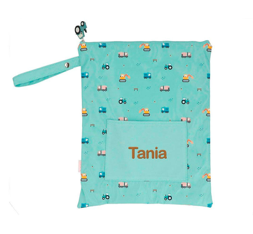  Bolsa Impermeable TRUCKS Personalizable de Tutete es justo lo que necesitas.   Esta bolsa es perfecta para llevar la muda de recambio a la escuela infantil o para guardar la ropa mojada o manchada después de una clase de natación.  PERSONALIZACIONMOSTAZA