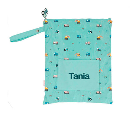  Bolsa Impermeable TRUCKS Personalizable de Tutete es justo lo que necesitas.   Esta bolsa es perfecta para llevar la muda de recambio a la escuela infantil o para guardar la ropa mojada o manchada después de una clase de natación.  HILO VERDE