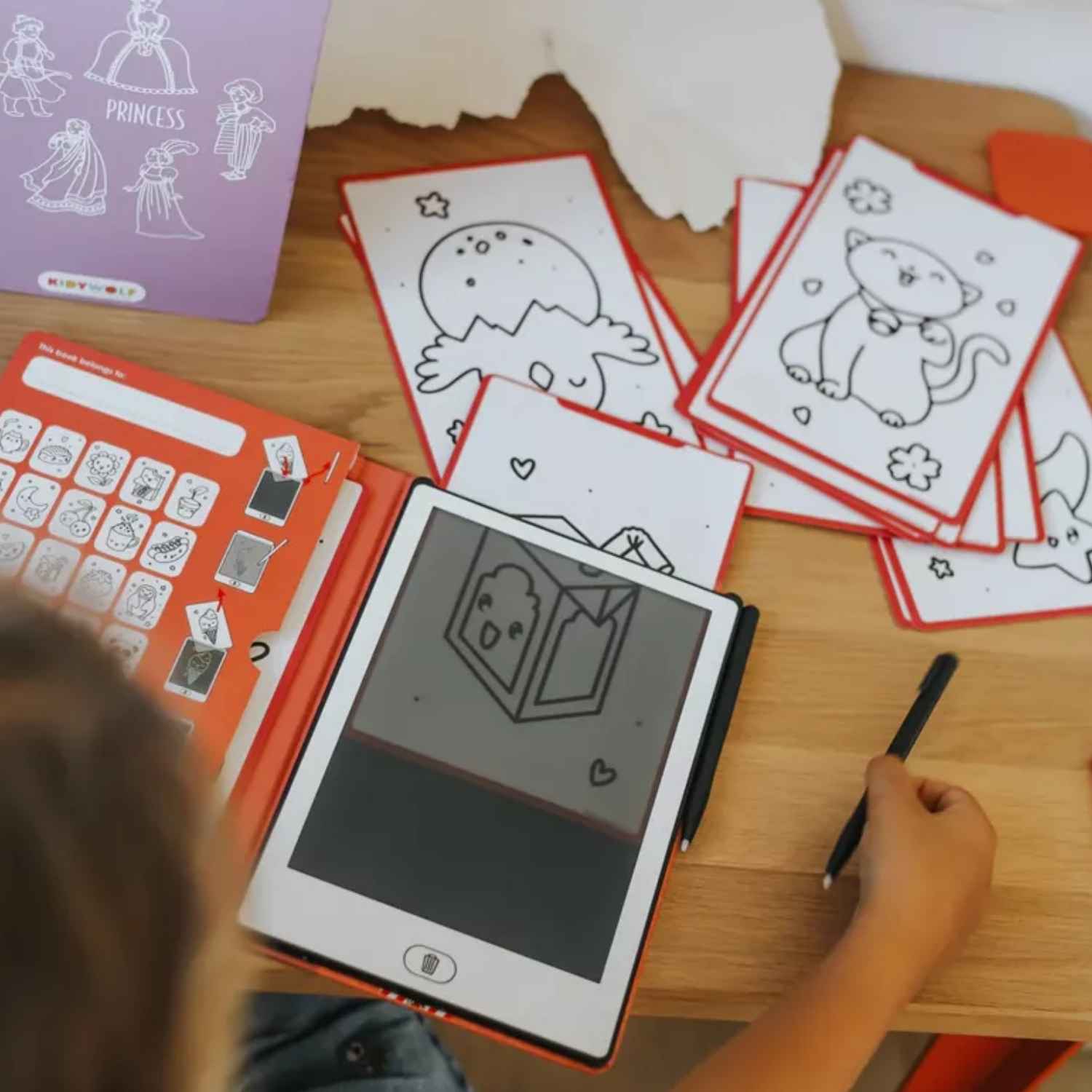 Kidydraw Mini Pizarra Mágica LCD 8.2" Kawaii | Tableta de Dibujo y Calco Kidywolf Portátil

Tableta Mágica LCD 8.2": Pantalla negra de trazos multicolor ideal para dibujar, escribir y practicar letras/números.

30 Diseños Kawaii para Calcar: Incluye 15 tarjetas reversibles con dibujos adorables que se deslizan para trazar fácilmente.

Diseño Portátil Kidywolf: Compacta, sin luces sobreestimulantes y perfecta para inspirarse y crear en viajes (funciona con pilas CR2025 incluidas).