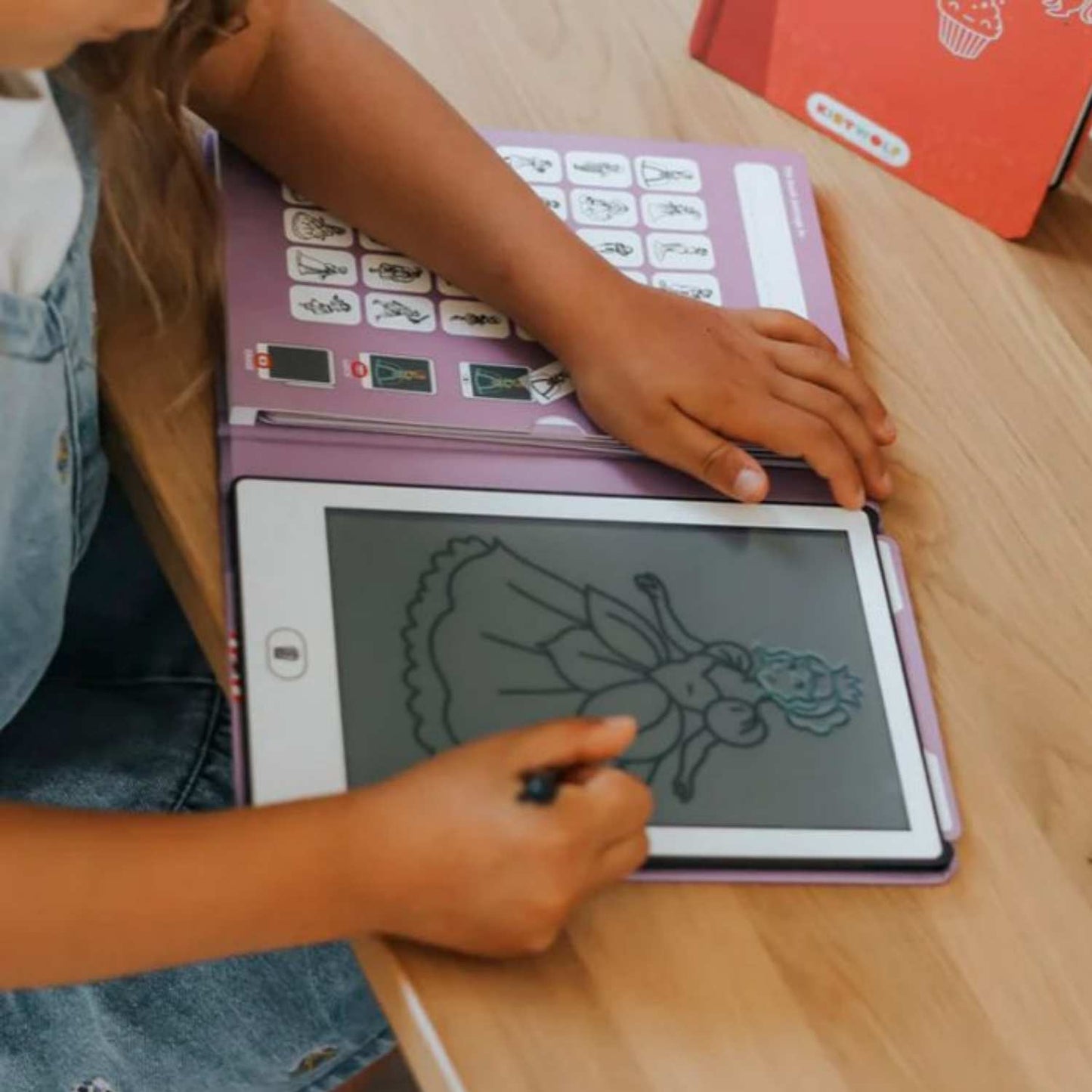  Kidydraw Mini Pizarra Mágica LCD 8.5" Princesas | Tableta de Calco y Escritura Portátil Kidywolf

Pizarra LCD 8.5" Portátil: Ideal para dibujar, escribir y aprender letras/números sin gastar papel.

30 Diseños de Princesas para Calcar: Incluye 15 fichas doble cara para un aprendizaje divertido y guiado.

Formato Libro y Bloqueo de Borrado: Diseño compacto, perfecto para viajes y uso seguro a partir de 4 años. 