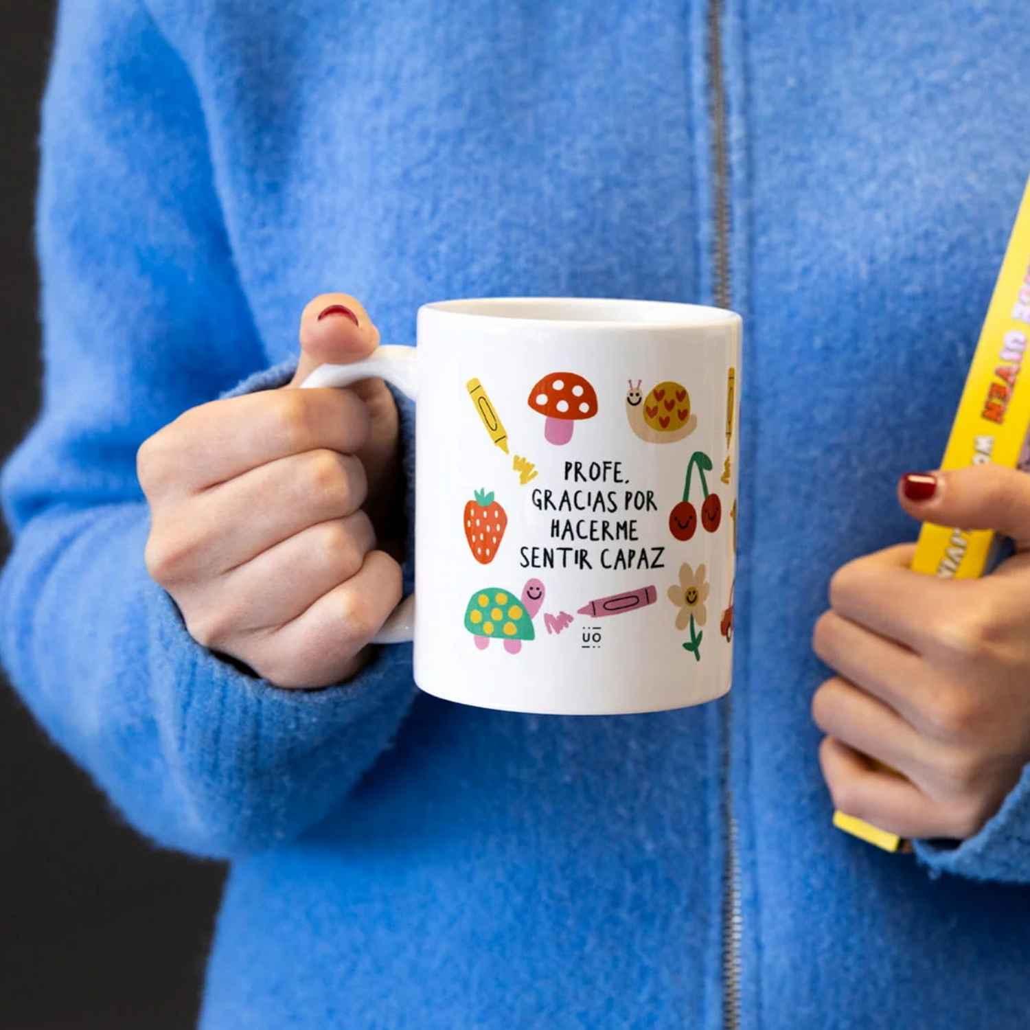 Taza "Profe, gracias por hacerme sentir capaz" de 350 ml. Cerámica resistente apta para microondas y lavavajillas. El regalo más emotivo para profesores en www.manodesantaoficial.es.