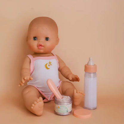 Set Tiny MY FIRST PACK Box – Comida mágica + Biberón 🍫 CEREAL
Edad recomendada: A partir de 3 años
Incluye: 1 tarrito de pudding de CEREAL + 1 biberón mágico de LECHE
Muñeco no incluido
Compatible con muñecos de 34 a 38 cm (como Paola Reina, Muñecos Little Dutch, Miniland 38 cm , Monneka y Mini Coletto, entre otras)