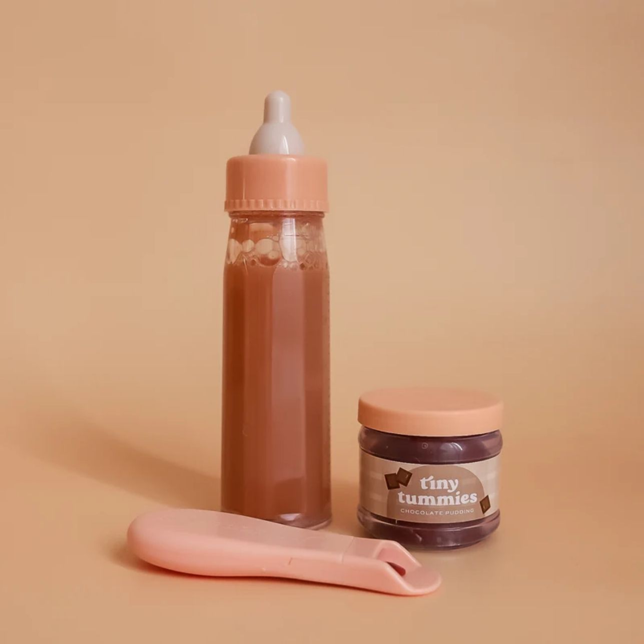 Set Tiny Chocolate Box – Comida mágica + Biberón 🍫 choco
Edad recomendada: A partir de 3 años
Incluye: 1 tarrito de pudding de chocolate + 1 biberón mágico de chocolate
Muñeco no incluido
Compatible con muñecos de 34 a 38 cm (como Paola Reina, Muñecos Little Dutch, Miniland 38 cm , Monneka y Mini Coletto, entre otras)