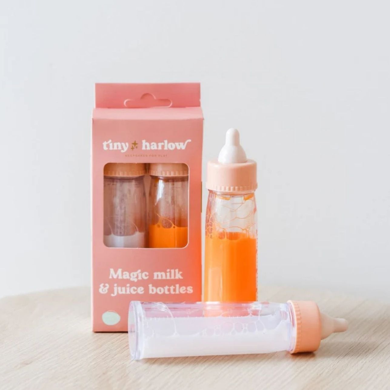 Set de Biberones Mágicos Milk &amp; Juice – Tiny Tummies 🍼🍹
Edad recomendada: A partir de 3 años
Incluye: 2 biberones (1 leche mágica + 1 zumo mágico)
Dimensiones por biberón: 13,5 cm
Compatible con muñecos a partir de 30 cm