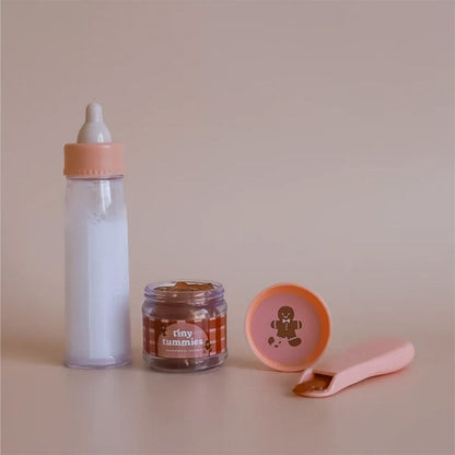 Set de Navidad Tiny Tummies – Candy Cane Crunch 🎄🍬
Edad recomendada: A partir de 3 años
Incluye: 1 tarro de comida con cuchara mágica + 1 biberón mágico
Presentación: Caja regalo navideña
