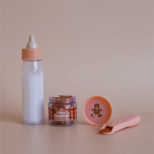 Set de Navidad Tiny Tummies – Candy Cane Crunch 🎄🍬
Edad recomendada: A partir de 3 años
Incluye: 1 tarro de comida con cuchara mágica + 1 biberón mágico
Presentación: Caja regalo navideña