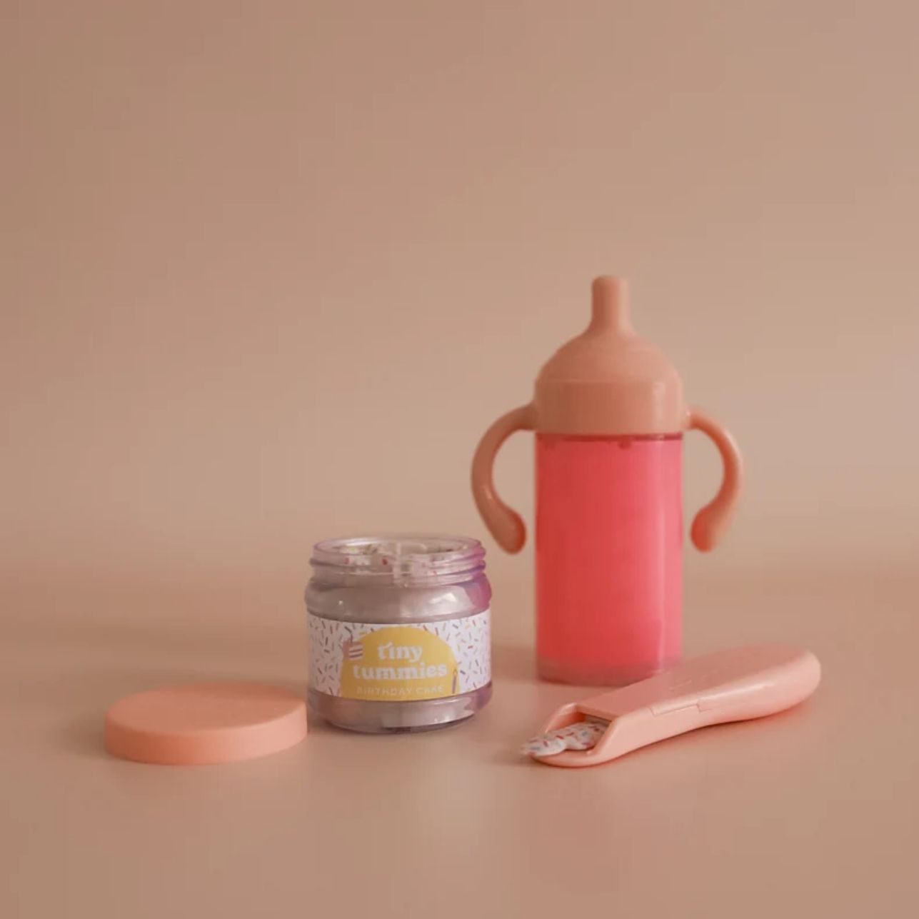 Set Cumpleaños Tiny Birthday – Tiny Harlow 🎂✨
Edad recomendada: A partir de 3 años
Incluye: 1 vaso con boquilla mágica + 1 tarro de comida con cuchara
Medidas aproximadas del paquete: 10,5 x 14,5 cm