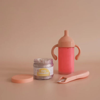 Set Cumpleaños Tiny Birthday – Tiny Harlow 🎂✨
Edad recomendada: A partir de 3 años
Incluye: 1 vaso con boquilla mágica + 1 tarro de comida con cuchara
Medidas aproximadas del paquete: 10,5 x 14,5 cm