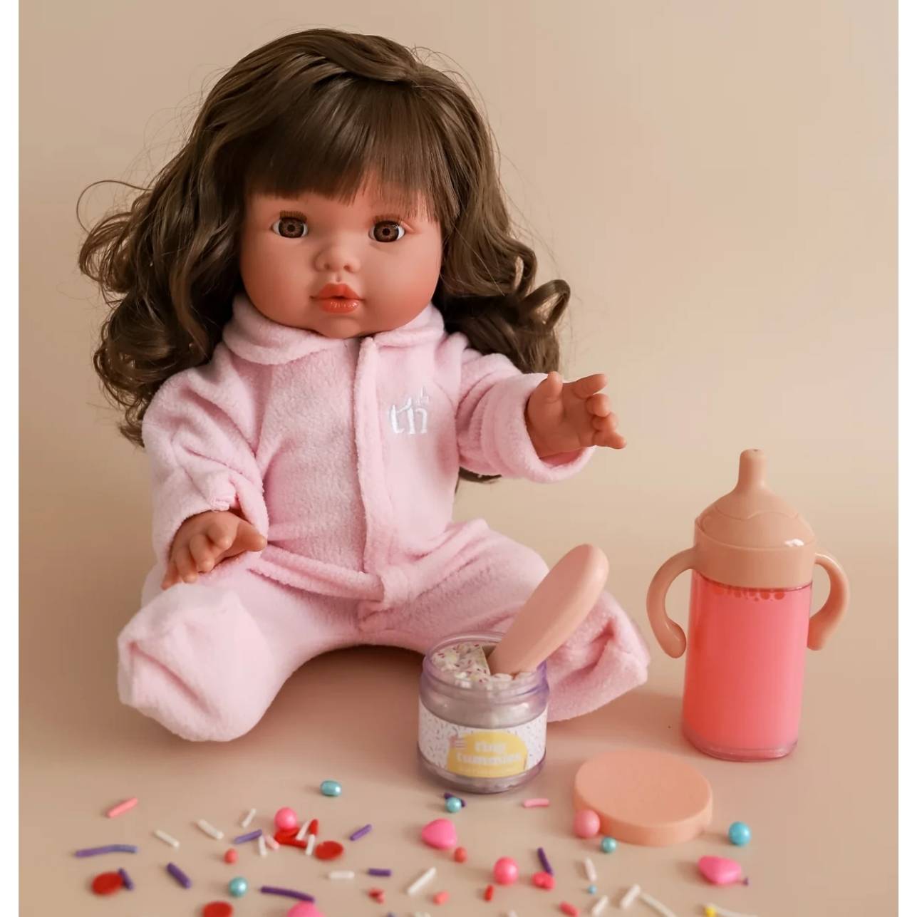 Set Cumpleaños Tiny Birthday – Tiny Harlow 🎂✨
Edad recomendada: A partir de 3 años
Incluye: 1 vaso con boquilla mágica + 1 tarro de comida con cuchara
Medidas aproximadas del paquete: 10,5 x 14,5 cm