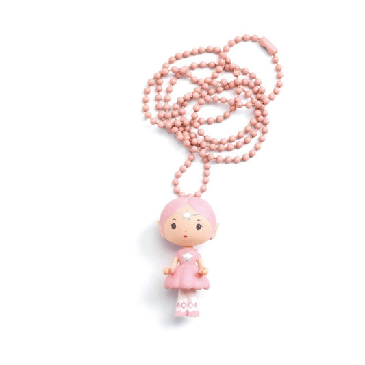 Consigue el Colgante Tinyly Elfe, un elegante collar ajustable con la figura de la bailarina Elfe. Diseño exclusivo de Virginie Brachet con cadena rosa de metal. ¡Magia para llevar!

Elegante collar que representa la figurita de Tinyly Elfe, finamente esculpida en una cadena de metal de color rosa. El colgante Tinyly Elfe es el accesorio perfecto para completar el universo de fantasía de los más pequeños. Material de plástico y metal de alta calidad. Medidas del collar: 55 cm con cadena ajustable. Incluye u