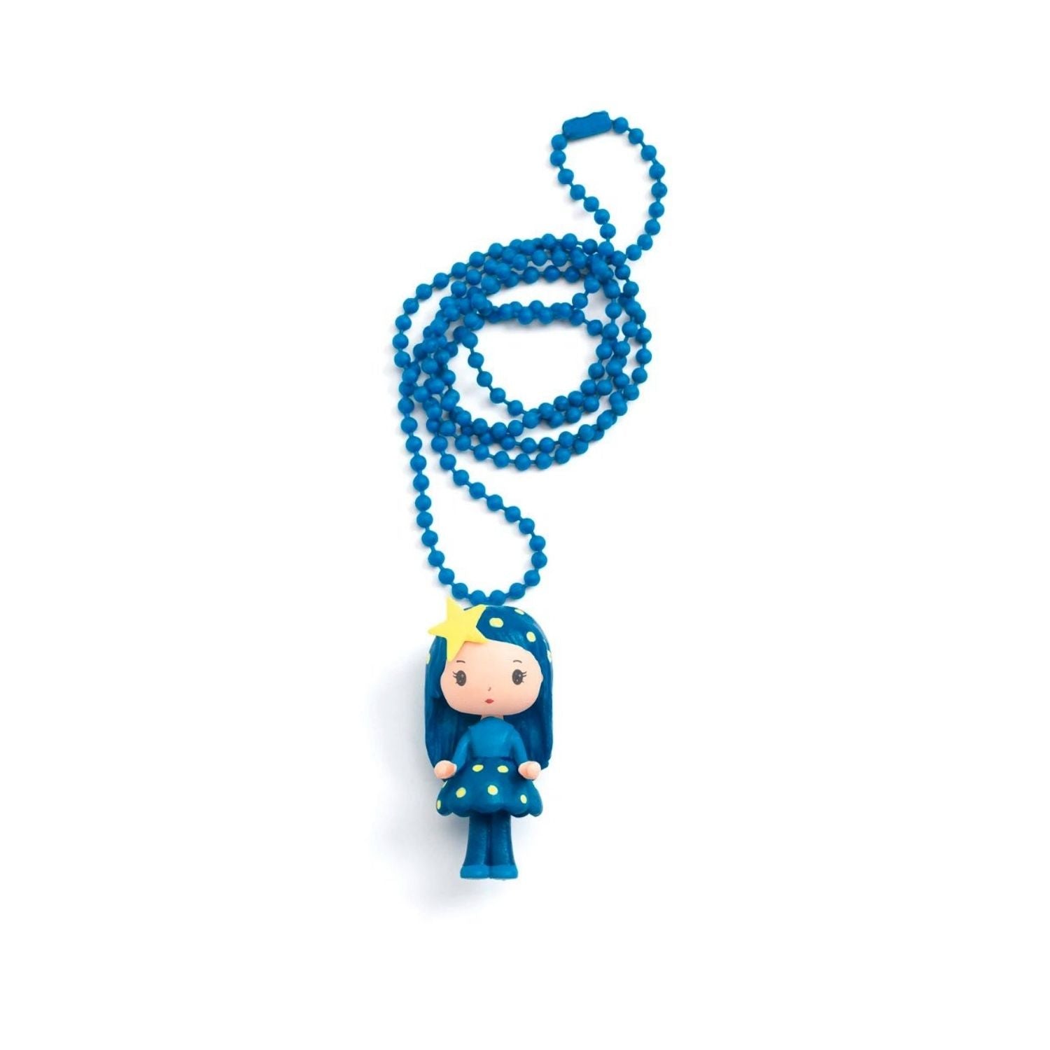 Lleva la magia contigo con el Colgante Tinyly Luz. Un elegante collar ajustable con la figura de Luz diseñada por Virginie Brachet. Ideal para fans de la colección Tinyly.

Elegante collar que representa la figurita de Tinyly Luz, finamente esculpida en una cadena de metal de color azul. El colgante Tinyly Luz es el accesorio perfecto para completar el universo de fantasía de los más pequeños. Material de plástico y metal de alta calidad. Medidas del collar: 55 cm con cadena ajustable y broche. Incluye una 
