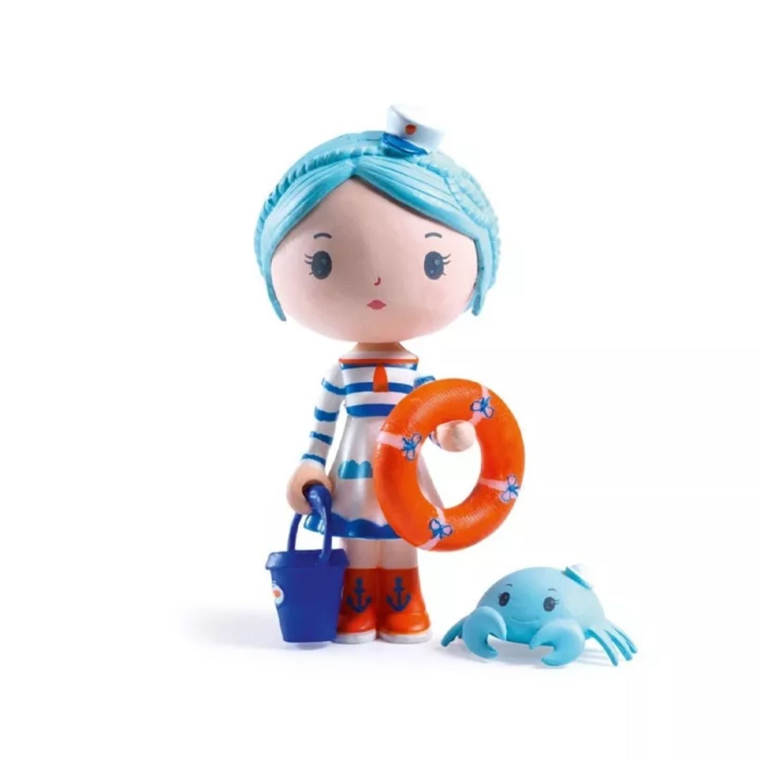 Tinyly Marinette & Scouic: Diversión bajo el sol y la brisa marina
🏖️ Aventura Veraniega: Incluye a la muñeca articulada Marinette, su inseparable compañero Scouic y accesorios de playa.

🦀 Estilo Marinero: Un diseño refrescante inspirado en el océano, perfecto para imaginar historias en la costa.

🧠 Desarrollo Creativo: Estimula la coordinación ojo-mano, el lenguaje y la imaginación a través del juego simbólico.

¡Siente la brisa del mar con Tinyly Marinette & Scouic! A Marinette y su pequeño amigo Scou