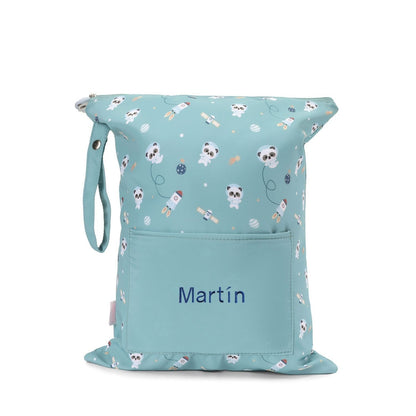 Artículos para la Vuelta al Cole Tutete bordados con el nombre de tu peque en www.manodesantaoficial.es. Personalización única, máxima calidad y envío rápido en 24h.