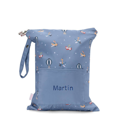Artículos para la Vuelta al Cole Tutete bordados con el nombre de tu peque en www.manodesantaoficial.es. Personalización única, máxima calidad y envío rápido en 24h.