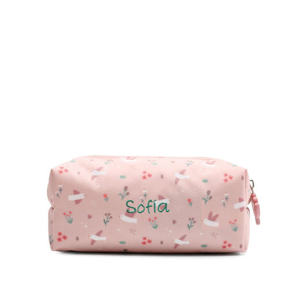 Artículos para la Vuelta al Cole Tutete bordados con el nombre de tu peque en www.manodesantaoficial.es. Personalización única, máxima calidad y envío rápido en 24h.