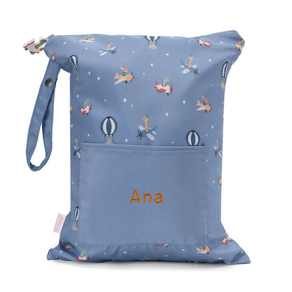 Artículos para la Vuelta al Cole Tutete bordados con el nombre de tu peque en www.manodesantaoficial.es. Personalización única, máxima calidad y envío rápido en 24h.
