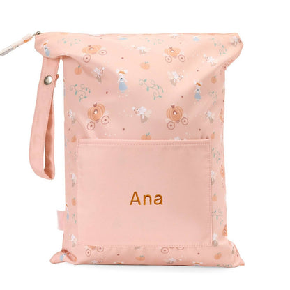 Artículos para la Vuelta al Cole Tutete bordados con el nombre de tu peque en www.manodesantaoficial.es. Personalización única, máxima calidad y envío rápido en 24h.