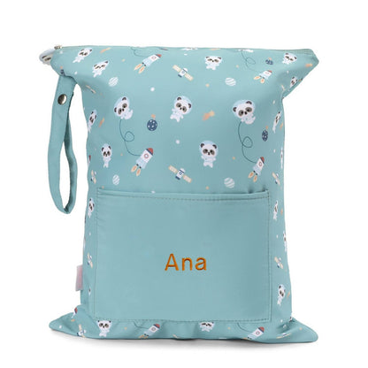 Artículos para la Vuelta al Cole Tutete bordados con el nombre de tu peque en www.manodesantaoficial.es. Personalización única, máxima calidad y envío rápido en 24h.