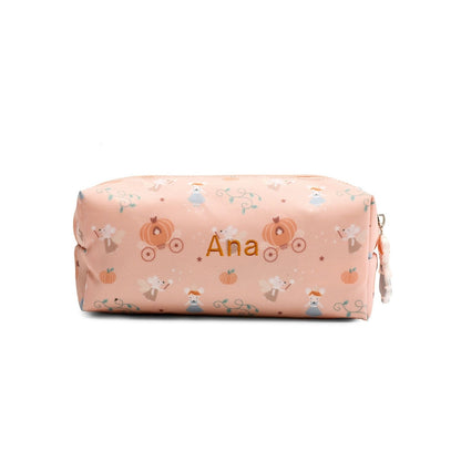 Artículos para la Vuelta al Cole Tutete bordados con el nombre de tu peque en www.manodesantaoficial.es. Personalización única, máxima calidad y envío rápido en 24h.