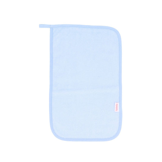 Compra la toalla escolar personalizable Blue Tutete en Mano de Santa. Toalla escolar de rizo 100% algodón con cinta para colgar y nombre bordado, perfecta para la vuelta al cole.