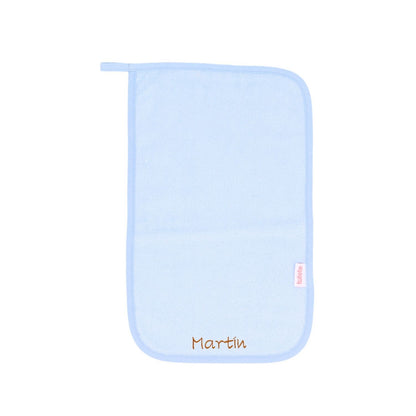 Compra la toalla escolar personalizable Blue Tutete en Mano de Santa. Toalla escolar de rizo 100% algodón con cinta para colgar y nombre bordado, perfecta para la vuelta al cole.
