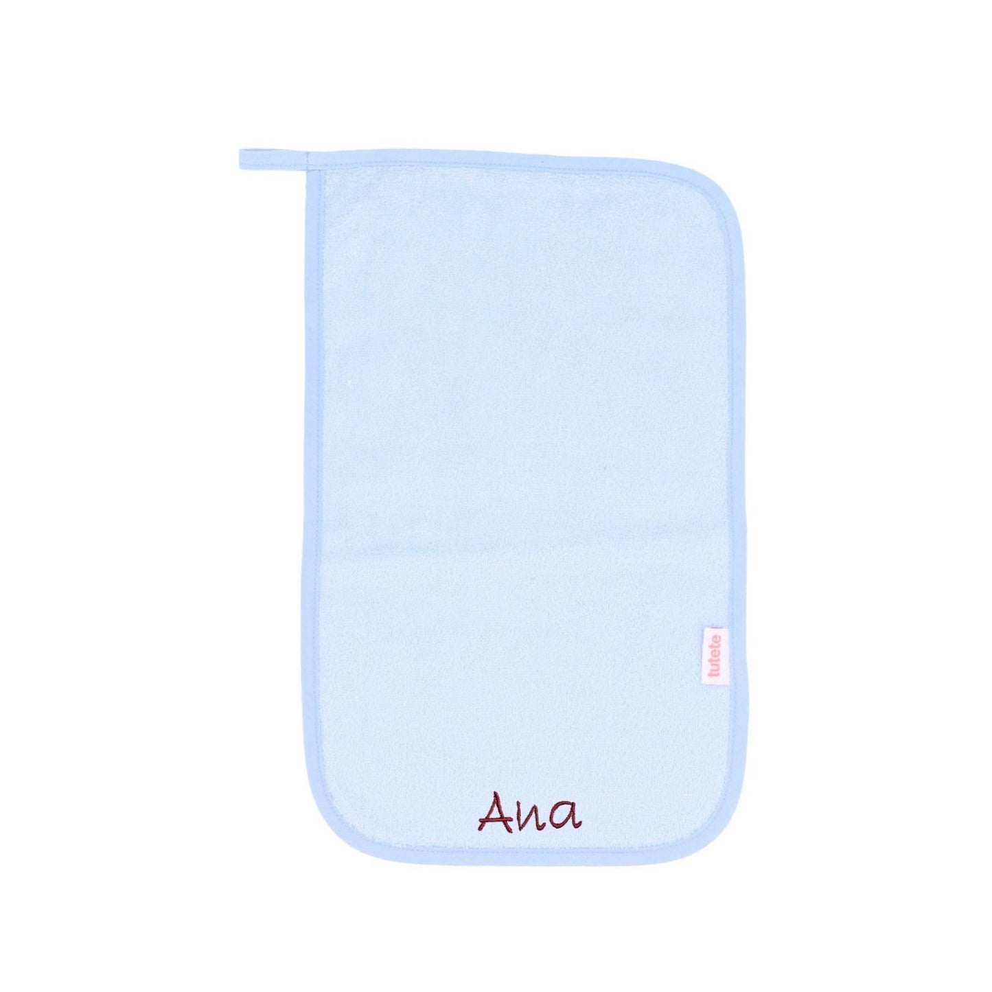 Compra la toalla escolar personalizable Blue Tutete en Mano de Santa. Toalla escolar de rizo 100% algodón con cinta para colgar y nombre bordado, perfecta para la vuelta al cole.
