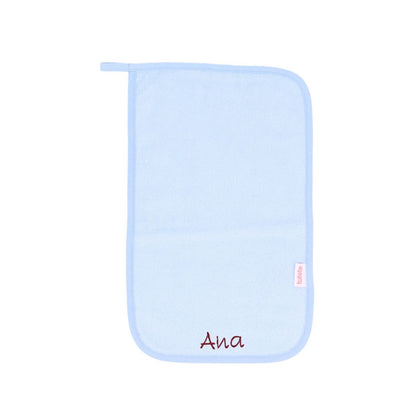 Compra la toalla escolar personalizable Blue Tutete en Mano de Santa. Toalla escolar de rizo 100% algodón con cinta para colgar y nombre bordado, perfecta para la vuelta al cole.