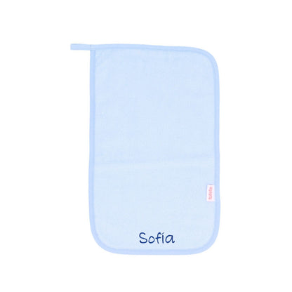 Compra la toalla escolar personalizable Blue Tutete en Mano de Santa. Toalla escolar de rizo 100% algodón con cinta para colgar y nombre bordado, perfecta para la vuelta al cole.
