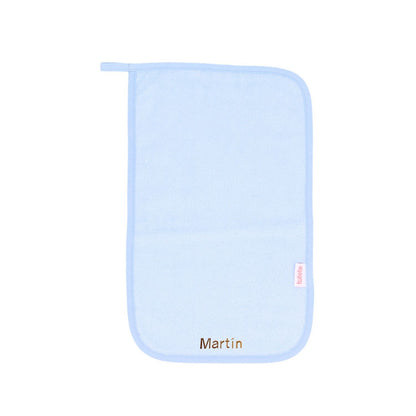 Compra la toalla escolar personalizable Blue Tutete en Mano de Santa. Toalla escolar de rizo 100% algodón con cinta para colgar y nombre bordado, perfecta para la vuelta al cole.
