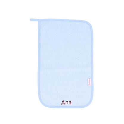 Compra la toalla escolar personalizable Blue Tutete en Mano de Santa. Toalla escolar de rizo 100% algodón con cinta para colgar y nombre bordado, perfecta para la vuelta al cole.