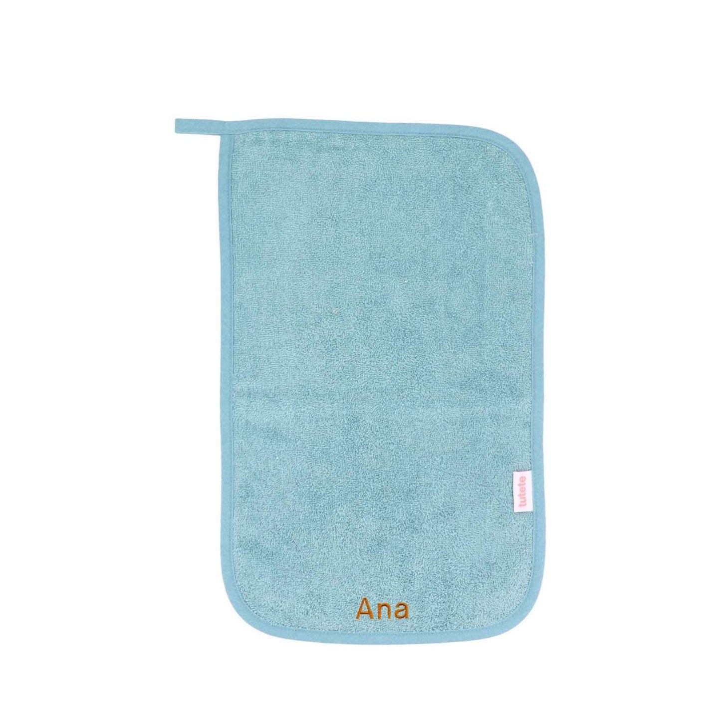 Compra la toalla escolar personalizable Iceberg Tutete en Mano de Santa. Toalla escolar de rizo 100% algodón con cinta para colgar y nombre bordado, perfecta para la vuelta al cole.