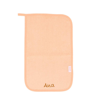 Compra la toalla escolar personalizable Mango Tutete en Mano de Santa. Toalla escolar de rizo 100% algodón con cinta para colgar y nombre bordado, perfecta para la vuelta al cole.