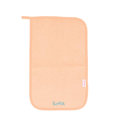 Compra la toalla escolar personalizable Mango Tutete en Mano de Santa. Toalla escolar de rizo 100% algodón con cinta para colgar y nombre bordado, perfecta para la vuelta al cole.