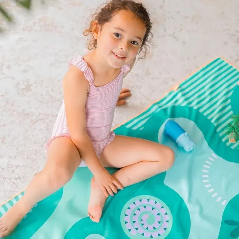 Perfecta para llevar a la playa, piscina, al parque o incluso al jardín.

Fabricada en microfibra de secado rápido, esta toalla es ligera, no retiene olores y la arena no se le pega. ¡Ideal para escapadas con niños! Además, se seca hasta tres veces más rápido que una toalla convencional de algodón.