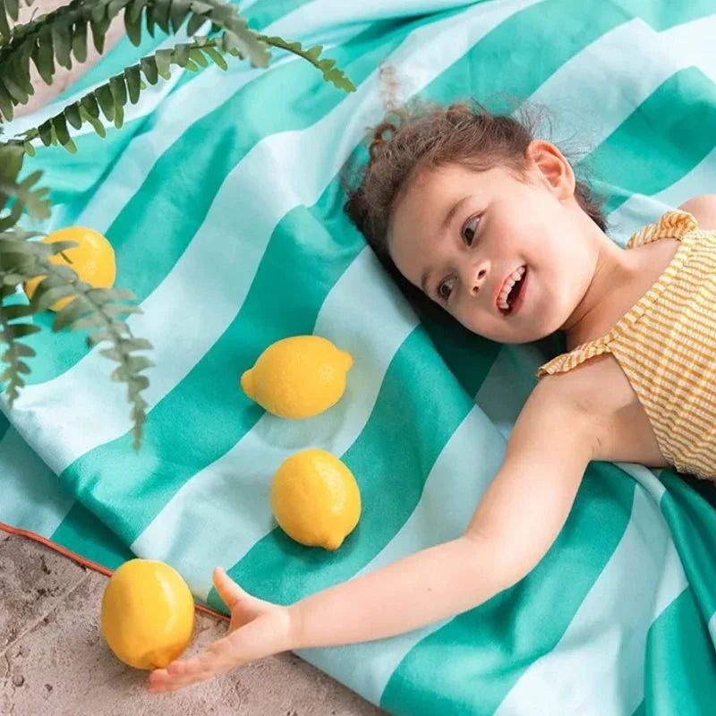Perfecta para llevar a la playa, piscina, al parque o incluso al jardín.

Fabricada en microfibra de secado rápido, esta toalla es ligera, no retiene olores y la arena no se le pega. ¡Ideal para escapadas con niños! Además, se seca hasta tres veces más rápido que una toalla convencional de algodón.