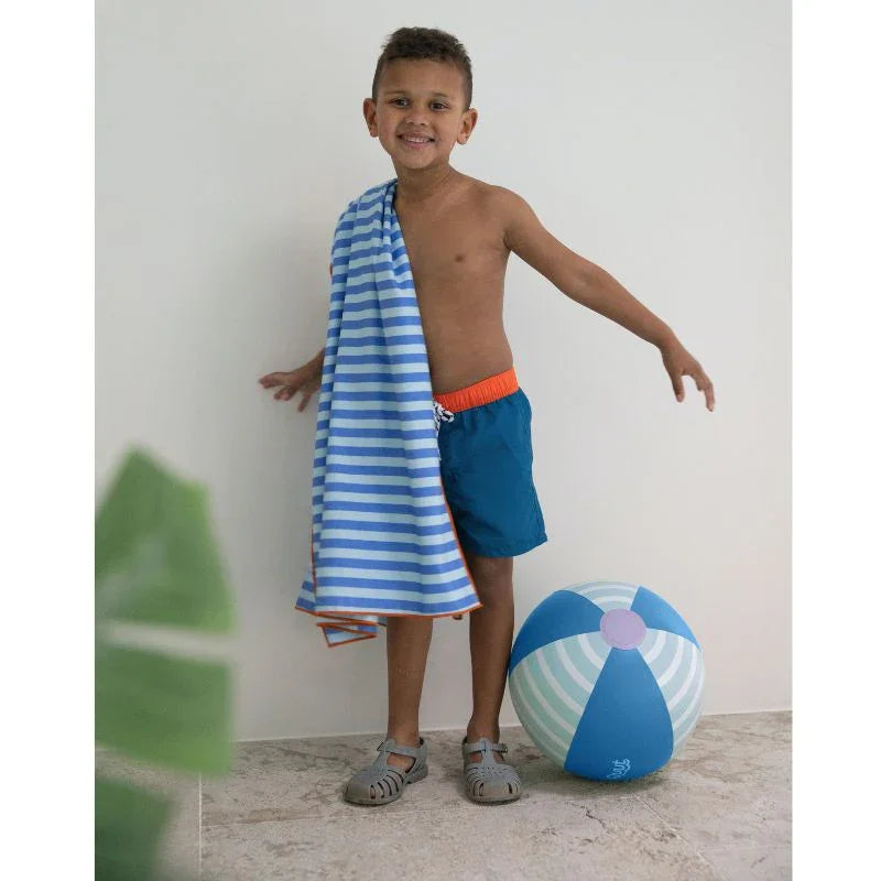 Conviértete en la mamá (o papá) más práctica del verano con esta toalla 2 en 1 que hará las delicias de peques y mayores. Por un lado, un clásico juego de carreteras para divertirse, reír y jugar a toda mecha con sus coches favoritos; por el otro, un diseño fresco y colorido que enamora a primera vista. Perfecta para llevar a la playa, piscina, al parque o incluso al jardín.

Fabricada en microfibra de secado rápido, esta toalla es ligera, no retiene olores y la arena no se le pega. ¡Ideal para escapadas co