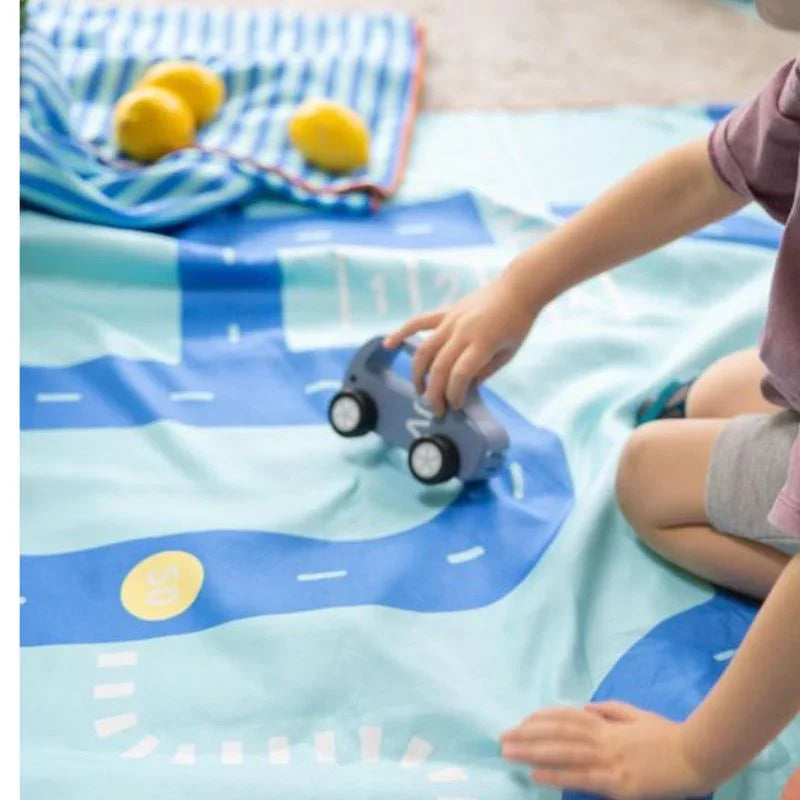 Conviértete en la mamá (o papá) más práctica del verano con esta toalla 2 en 1 que hará las delicias de peques y mayores. Por un lado, un clásico juego de carreteras para divertirse, reír y jugar a toda mecha con sus coches favoritos; por el otro, un diseño fresco y colorido que enamora a primera vista. Perfecta para llevar a la playa, piscina, al parque o incluso al jardín.

Fabricada en microfibra de secado rápido, esta toalla es ligera, no retiene olores y la arena no se le pega. ¡Ideal para escapadas co