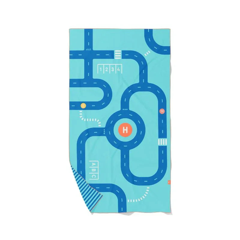 Conviértete en la mamá (o papá) más práctica del verano con esta toalla 2 en 1 que hará las delicias de peques y mayores. Por un lado, un clásico juego de carreteras para divertirse, reír y jugar a toda mecha con sus coches favoritos; por el otro, un diseño fresco y colorido que enamora a primera vista. Perfecta para llevar a la playa, piscina, al parque o incluso al jardín.

Fabricada en microfibra de secado rápido, esta toalla es ligera, no retiene olores y la arena no se le pega. ¡Ideal para escapadas co