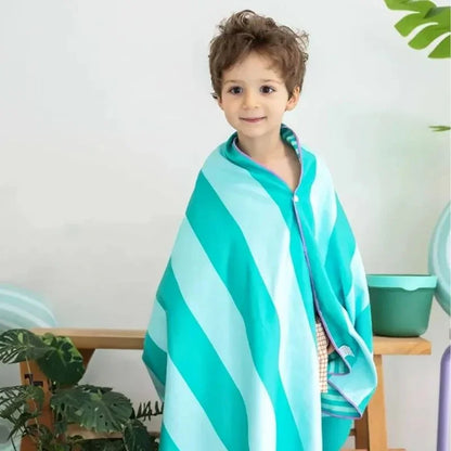 Perfecta para llevar a la playa, piscina, al parque o incluso al jardín.

Fabricada en microfibra de secado rápido, esta toalla es ligera, no retiene olores y la arena no se le pega. ¡Ideal para escapadas con niños! Además, se seca hasta tres veces más rápido que una toalla convencional de algodón.