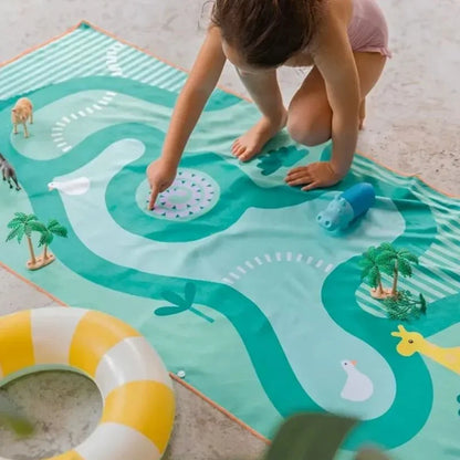 Perfecta para llevar a la playa, piscina, al parque o incluso al jardín.

Fabricada en microfibra de secado rápido, esta toalla es ligera, no retiene olores y la arena no se le pega. ¡Ideal para escapadas con niños! Además, se seca hasta tres veces más rápido que una toalla convencional de algodón.