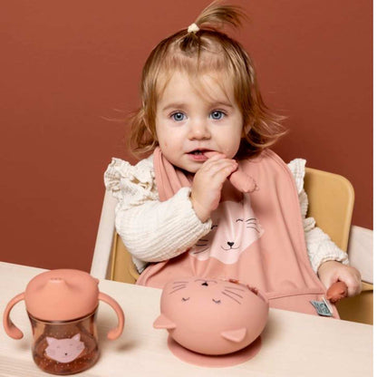 🐱 ¡Comidas divertidas y sin derrames! Set de Bol y Cuchara Gato Trixie con ventosa antideslizante. Silicona 100% segura para la autonomía de tu bebé en www.manodesantaoficial.es. ✨