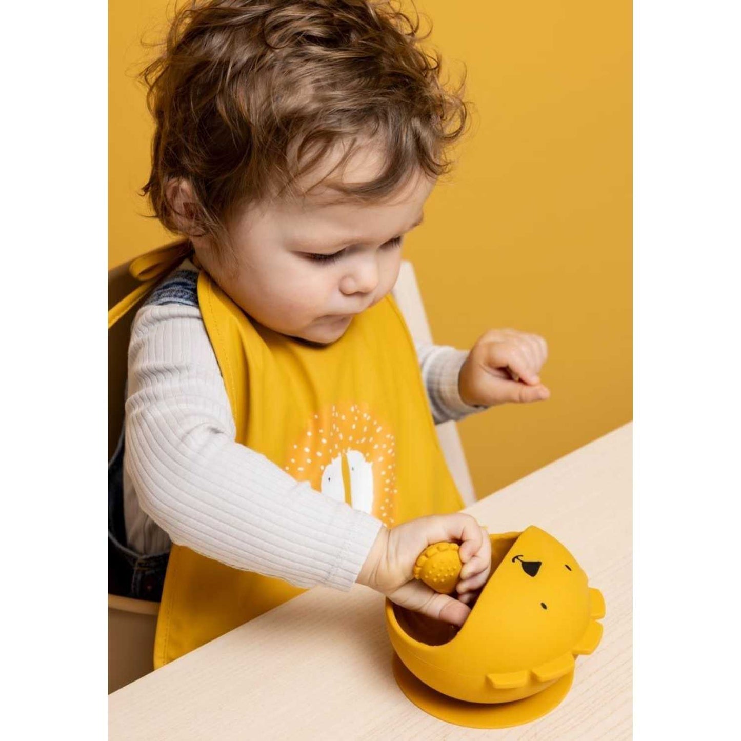 🦁 ¡Haz que comer sea divertido! Set de Bol y Cuchara de León Trixie con ventosa. Silicona segura e irrompible para la alimentación de tu bebé en www.manodesantaoficial.es. ✨