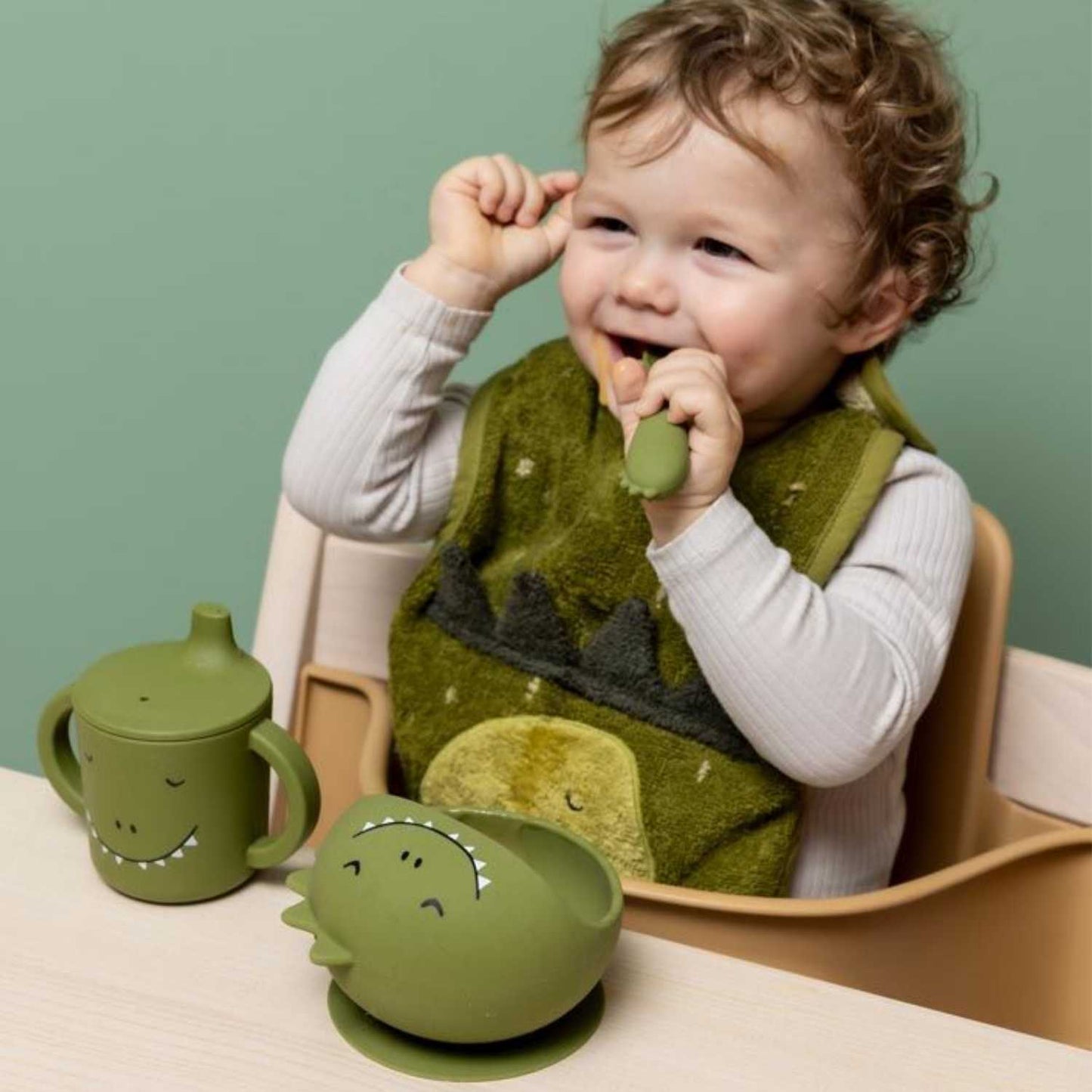 🦖 ¡Primeras comidas con estilo! Set de Bol y Cuchara Dino Trixie con ventosa stick & stay. Silicona segura e irrompible para fomentar la autonomía en www.manodesantaoficial.es. ✨