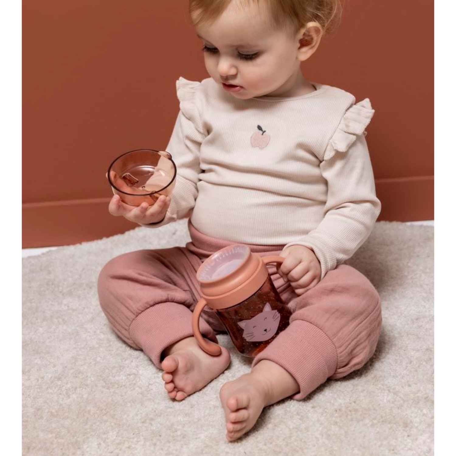 Compra el Vaso Anti-derrame 360 Gato de Trixie. Taza de aprendizaje con asas, fabricada en Tritan™ resistente. Ideal para aprender a beber de forma autónoma sin manchas.