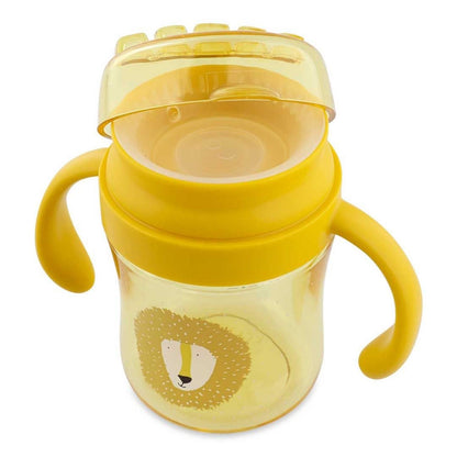 Consigue el Vaso Anti-derrame 360 León de Trixie. Taza de aprendizaje infantil con asas, hecha de Tritan™ resistente. Perfecta para beber de forma autónoma y sin derrames.