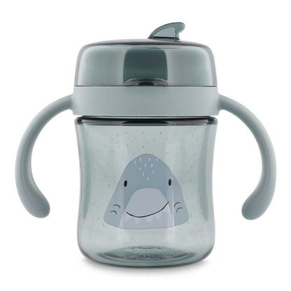 Compra el Vaso Anti-derrame 360 Tiburón de Trixie. Taza de aprendizaje infantil con asas en Tritan™ resistente. Ideal para aprender a beber sin derrames ni goteos.