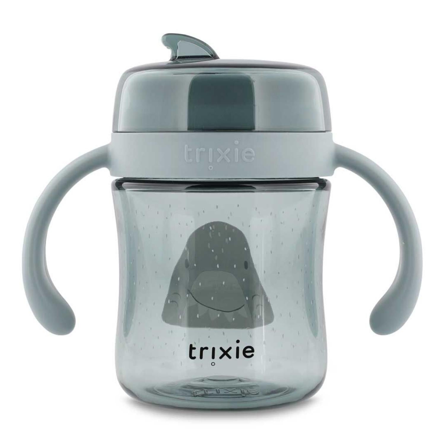 Compra el Vaso Anti-derrame 360 Tiburón de Trixie. Taza de aprendizaje infantil con asas en Tritan™ resistente. Ideal para aprender a beber sin derrames ni goteos.