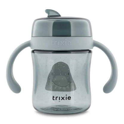 Compra el Vaso Anti-derrame 360 Tiburón de Trixie. Taza de aprendizaje infantil con asas en Tritan™ resistente. Ideal para aprender a beber sin derrames ni goteos.