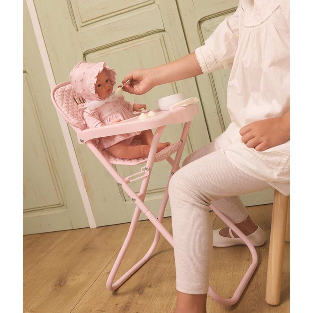 Trona para Muñecas Vichy – Monnëka 🍽️

Edad recomendada: A partir de 3 años
Medidas: 39 x 27 x 60 cm
Compatible con: Muñecos de hasta 45 cm
Incluye: 1 trona plegable